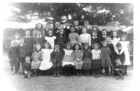 School Infant Class 1915 Back Row: Addie Edwards, W. Vining, W. Witcombe, Reg Bartlett, C. Witcombe, W. Seal, Addie Napper, Centre Row: Florrie Oliver, Jack Richards, Les Bowles, Lena Stillwell, Doris Vining, Gladys Bowles, E.J.S, Victor Edwards, Harold Brown, Eva Richards, Daisy Stillwell. Front Row: George Seal, D. Bowles, ?, ?, S. Richards, L. Edwards, Linda Bowles, Edith Seal, ?, Oliver, G. Bartlett Sitting: Oliver, Edward Brown